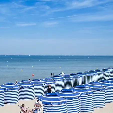 Joli Pres Du Front De *